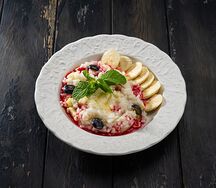 Рисовая каша на кокосовом молоке с сезонными фруктами