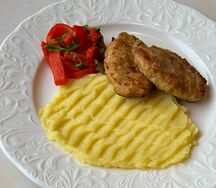 Котлетки из индейки с пюре и домашним лечо