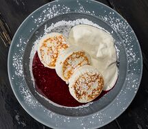 Сырники с малиной и сметаной