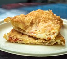 Чебурек с сыром и помидорами