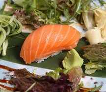 Суши с лососем