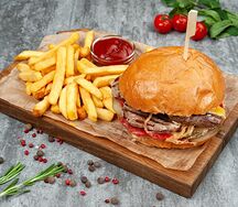 Стейк бургер с говяжьими медальонами халяль и картофелем