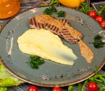Медальоны из телятины с картофельным пюре и грибным соусом