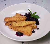 Жаренный сулугуни с ягодным соусом