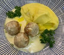 Фрикадельки в сливочном соусе с картофельным пюре