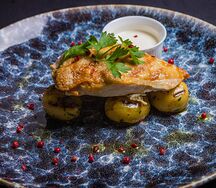 Куриная грудка с томлёным картофелем и трюфельным маслом