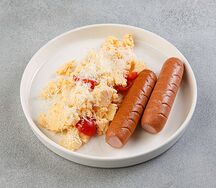 Большой скрэмбл с сосисками, пармезаном и черри