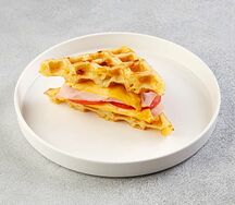 Картофельная вафля с ветчиной и сыром