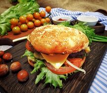 Бургер с говядиной и сыром