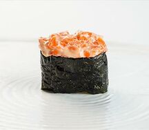 Гункан с лососем