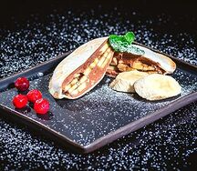 Французский колобок с бананом и шоколадной пастой