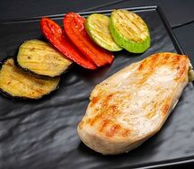 Филе куриной грудки на гриле с овощами