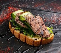 Брускетта с говядиной