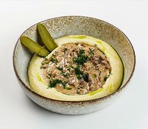 Бефстроганов с картофельным пюре и соленым огурцом