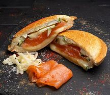 Закрытый бургер с лососем и моцареллой