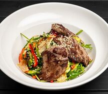 Салат с тёплой говяжьей вырезкой