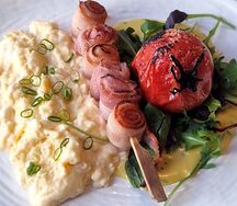 Скрембл с микс-салатом и чиабатой