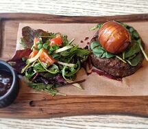 Бифштекс со шпинатом и маринованным яйцом