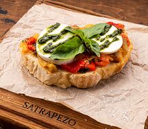 Брускетта с овощами и моцарелой