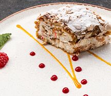 Фисташковый рулет с малиной