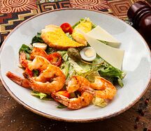 Салат Цезарь с креветками