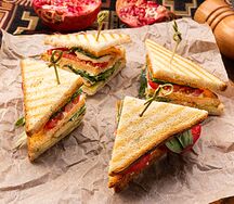 Клаб-сендвич с курицей и овощами