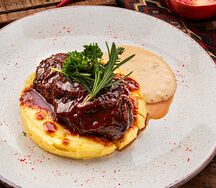 Телячьи щечки с картофельным пюре