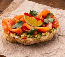 Брускетта с лососем и сыром филадельфия