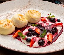 Сырники с ягодами и сметаной