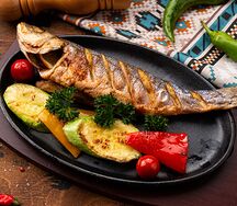 Сибас, запеченный с овощами