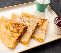 Блины со сметаной и малиновым джемом