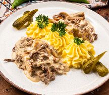 Бефстроганов с картофельным пюре