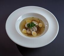 Куриный бульон с гречневой лапшой, яйцом и зеленым луком