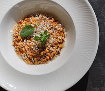 Птитим с томленой бараниной и томатным соусом