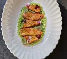 Орзо с лососем и соусом песто