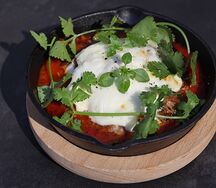 Запеченный барашек с печеными овощами и страчателлой