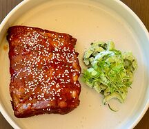 Свиные ребра с салатом из огурца