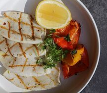 Кальмары на гриле с печеными перцами