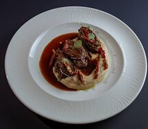 Томленые говяжьи щечки с картофельным кремом