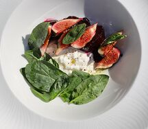 Печеная свекла со страчателлой и инжиром