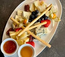 Сырное ассорти с медом и томатным джемом