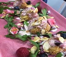 Сыр камамбер в ореховой панировке с клюквенным соусом