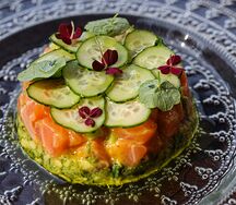 Тартар из лосося с авокадо и огурцом