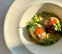 Щучьи котлеты с икорным соусом, шпинатом и птитимом