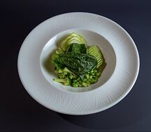 Зеленый боул со шпинатом, бобами эдамаме и киноа 