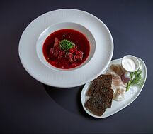 Борщ с гренками и салом Лардо