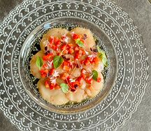 Сахалинский гребешок с клубникой и базиликом