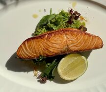 Запеченный лосось с пюре из зеленого горошка