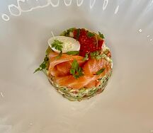 Салат со слабосоленым лососем, авокадо и брокколи