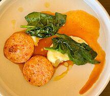 Котлета с крабом и креветками с картофельным пюре и шпинатом